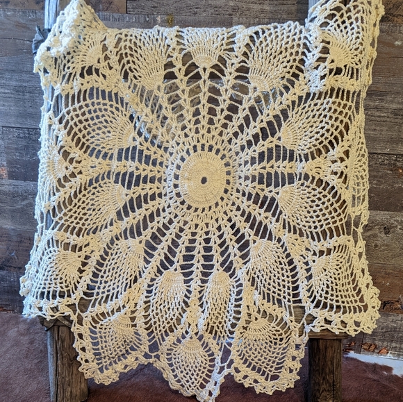 Antique Crochet Pineapple Design Table Topper - Picture 2 of 11